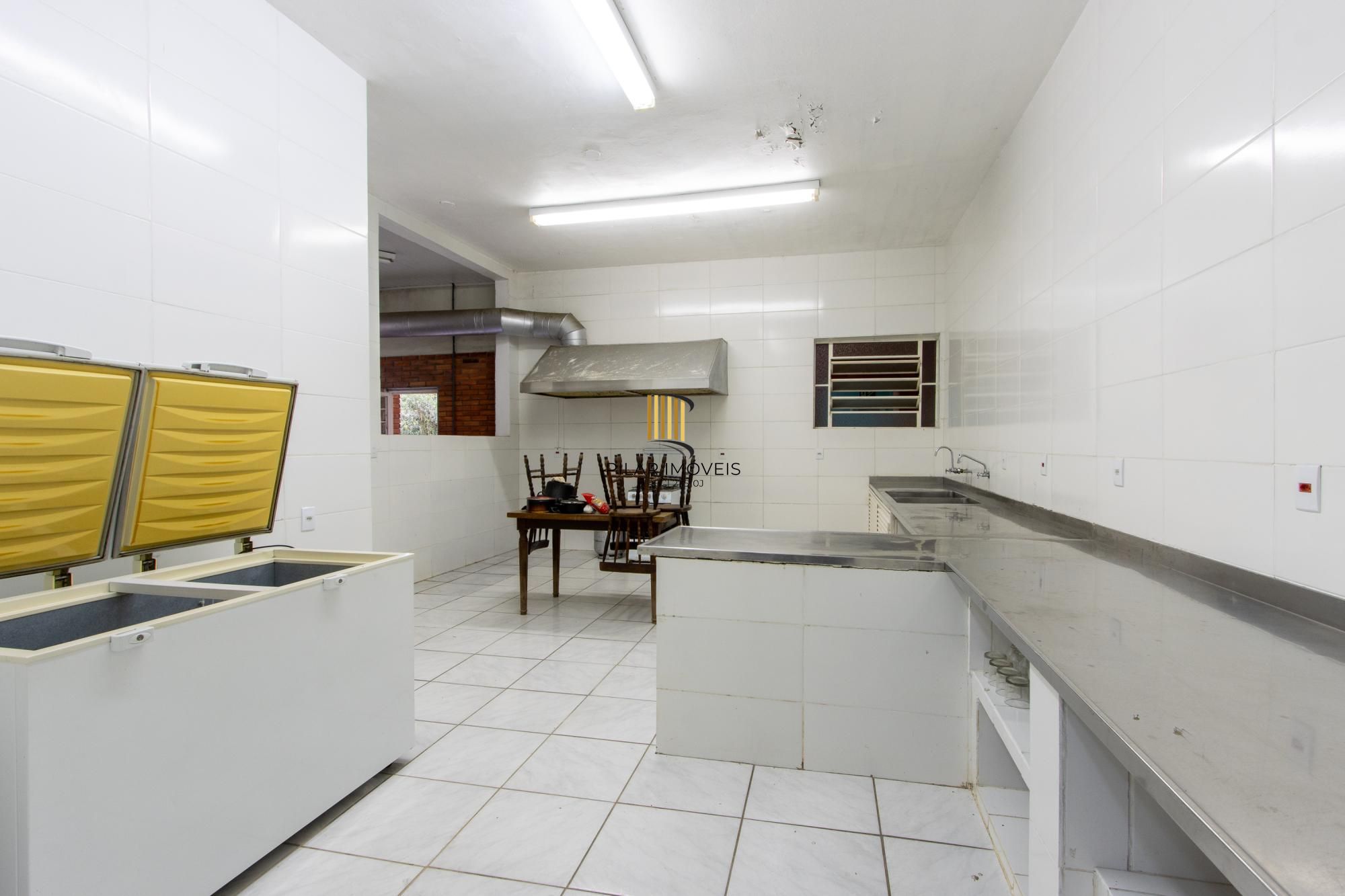 Terreno com edificações para múltiplos negócios lucrativos.