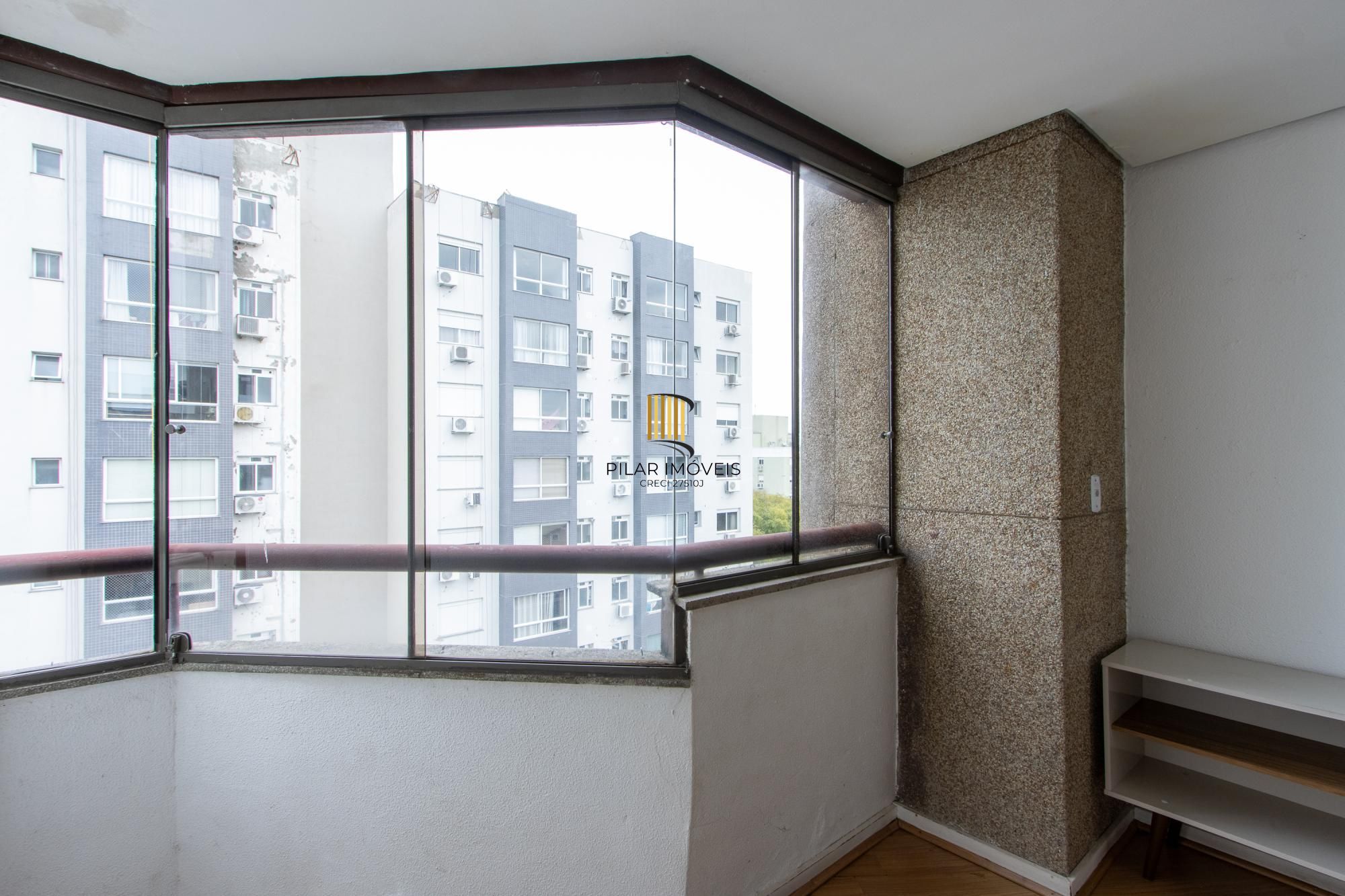 Cobertura com 137m², no Bairro Cristal, de 2 dormitórios, sento uma suíte, ampla sacada, churrasqueira, vista panorâmica, vaga coberta.
