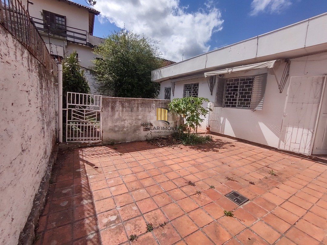 Casa à venda com 3 quartos, 1 vaga e pátio - Bairro Medianeira
