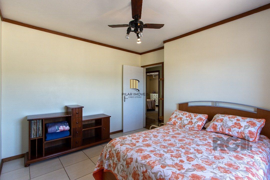 Casa com 4 quartos, suíte, churrasqueira, lareira, garagem coberta e lindo jardim.