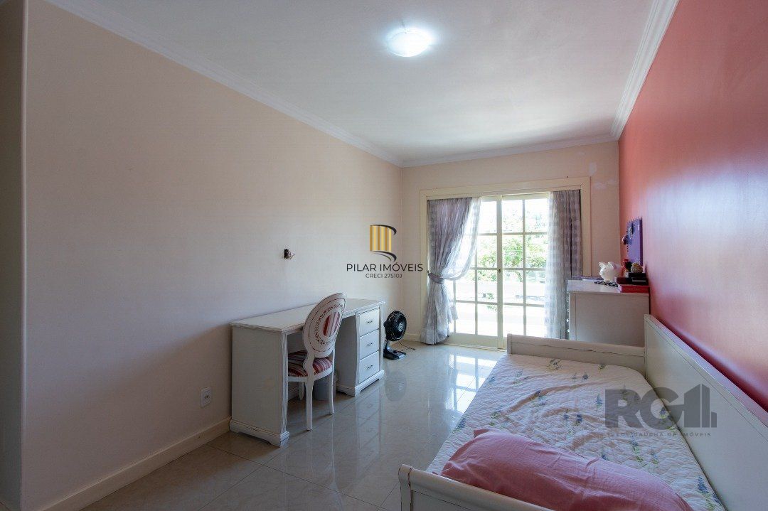Casa com 452m² de área construída, 02 suítes, banheira de hidro, closet, 02 banheiros sociais, 03 living com 02 ambientes, 02 lareiras