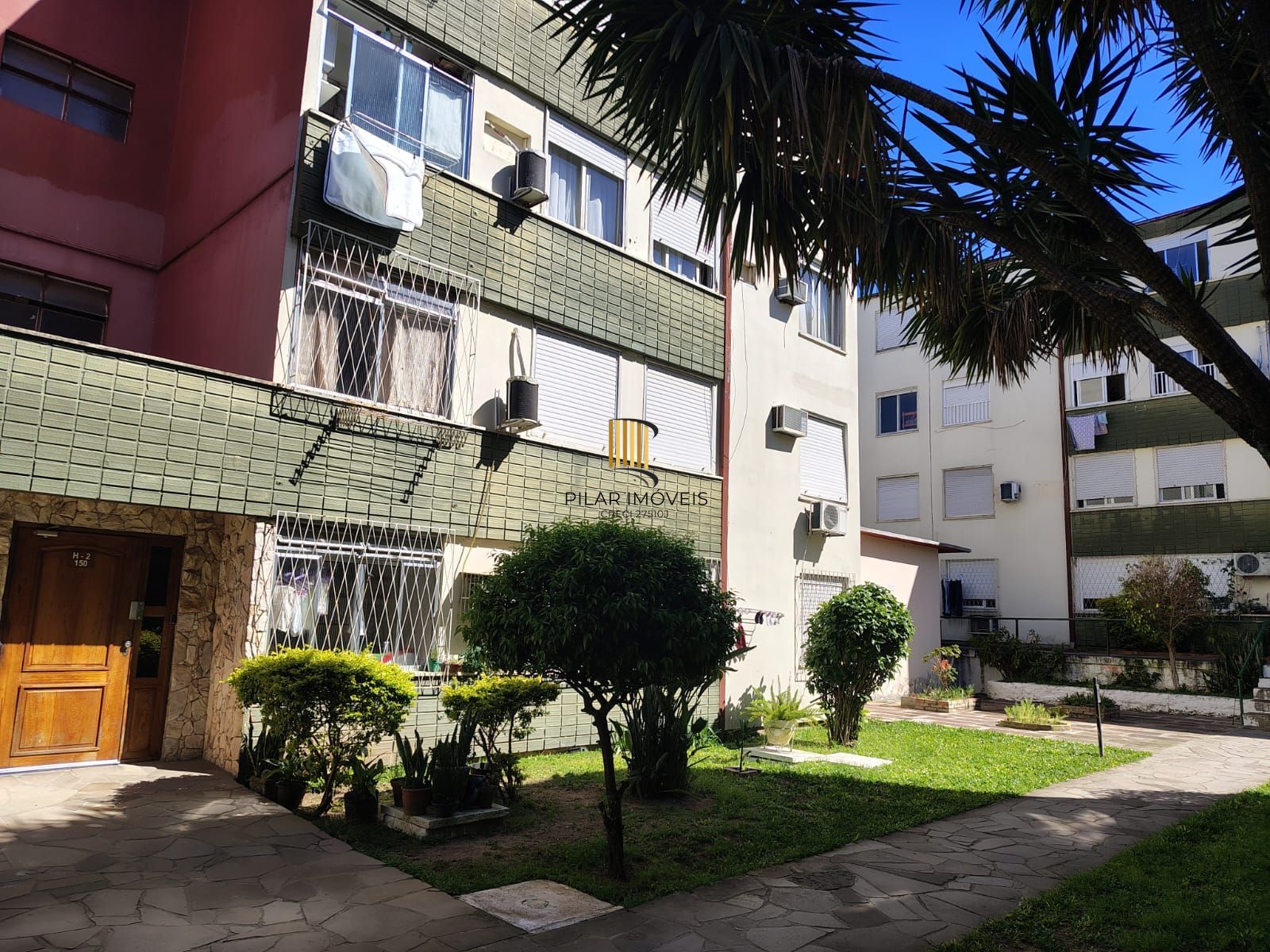 Apartamento de 2 dormitórios, living, cozinha, área de serviço e banheiro social.