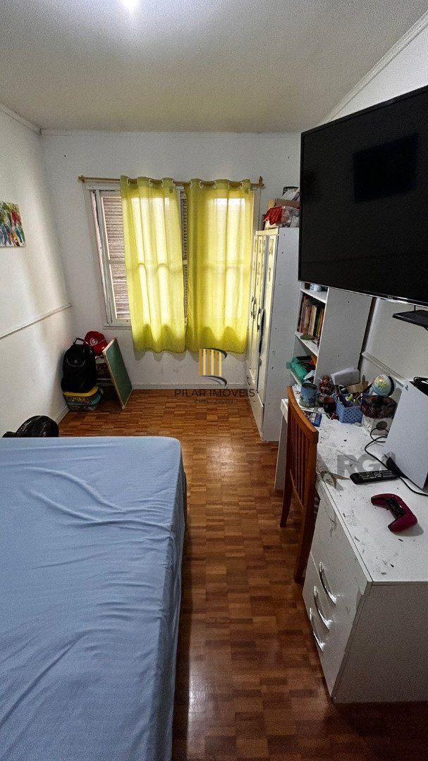 Apartamento de 2 dormitórios, living, cozinha, área de serviço e banheiro social.