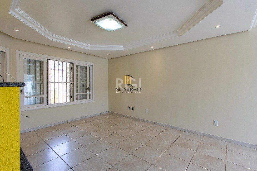 Uma suíte, estar íntimo, living 2 ambientes, lareira, lavabo, cozinha mobiliada,