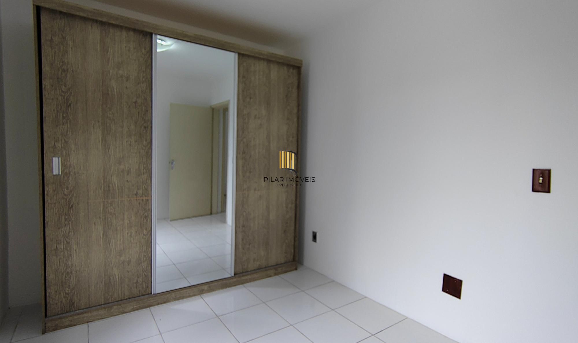 Casa de condomínio, 3 dormitórios, 1 suíte, 1 vaga coberta, no bairro Cristal.