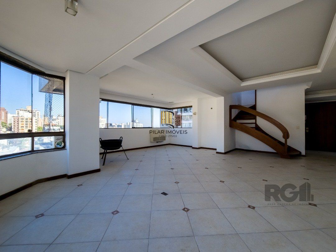 Cobertura com 222m² privativos, 3 quartos, 1 suite, lareira, piscina, 2 vagas no Bairro Rio Branco