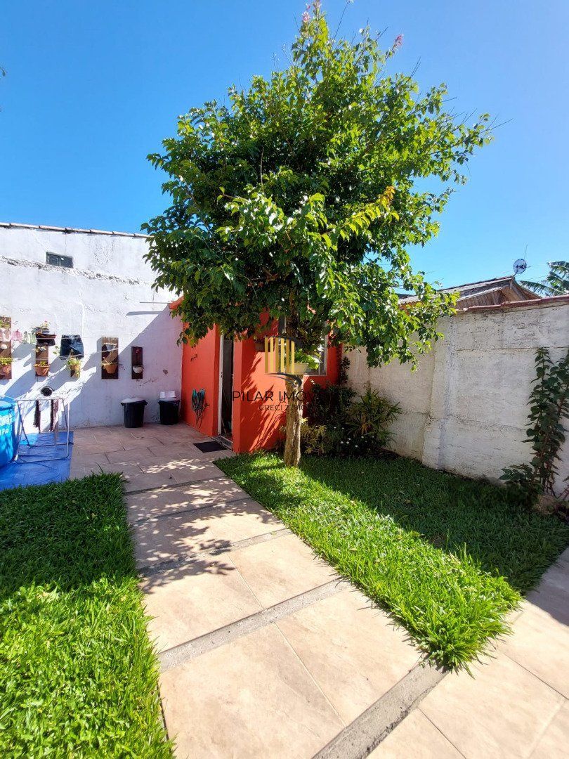 Casa de alvenaria, possuí 1 dormitório, 1 suíte, cozinha, 2 salas, 2 banheiros.