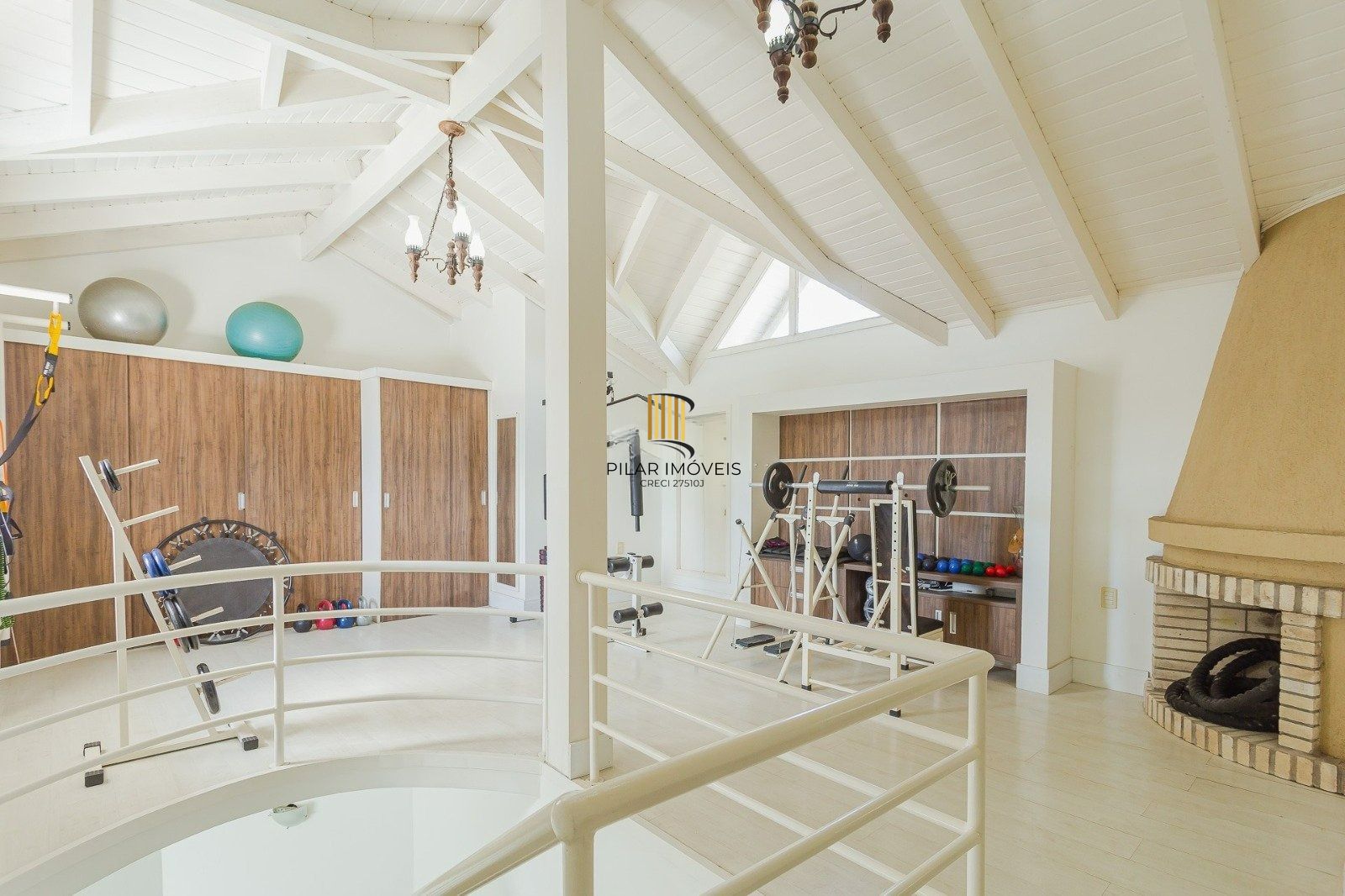 Casa Imponente com 5 Dormitórios (3 Suítes) no Bairro Chácara das Pedras