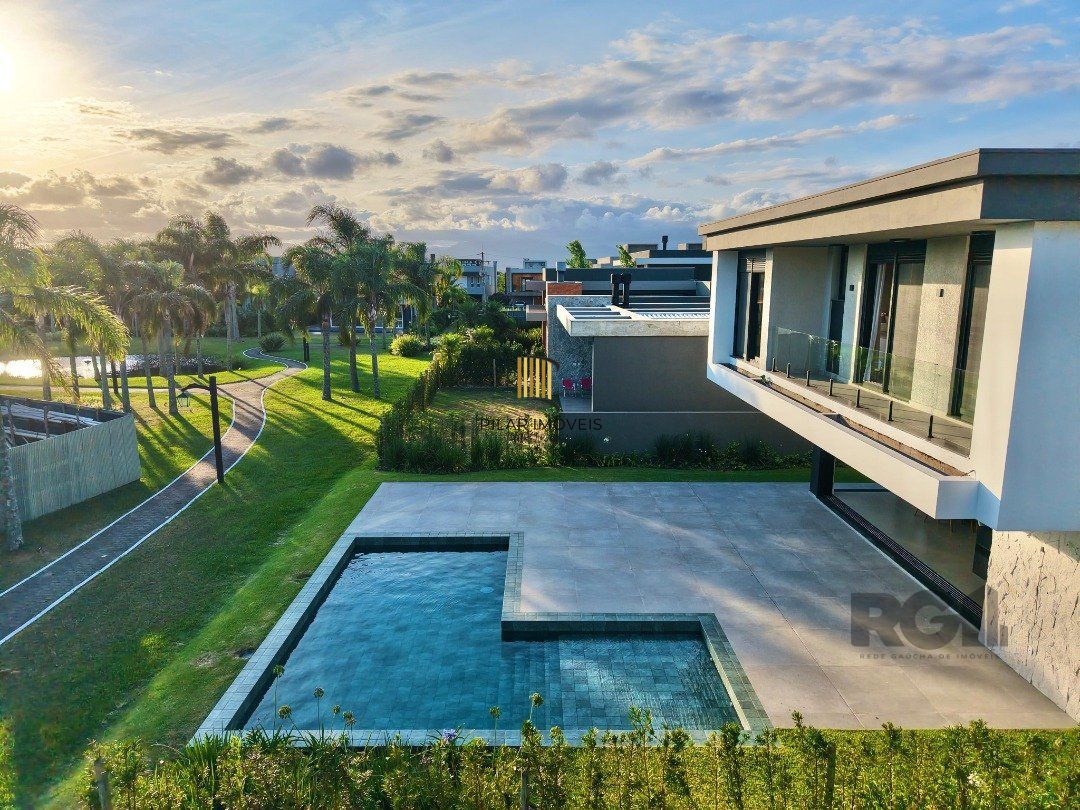 Este belíssimo sobrado à venda no Capão Ilhas Resort,