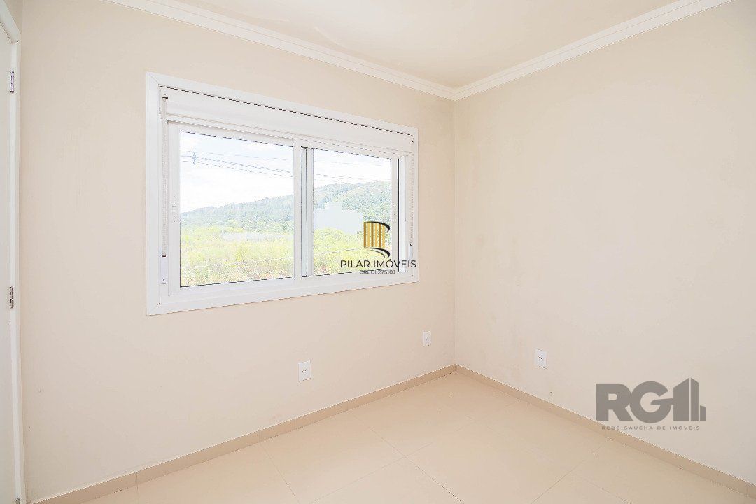 Sobrado, 185 metros quadrados privativo, com 3 quartos, 1 suíte, Living e cozinha integrados, lareira, churrasqueira, lavabo e 2 vagas de garagem.                       e 2 vagas de garagem