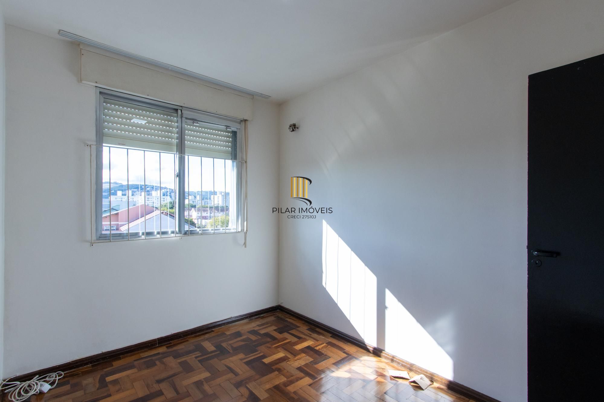 Apartamento de 3 quartos reformado, 1 banheiro - Bairro Camaquã.