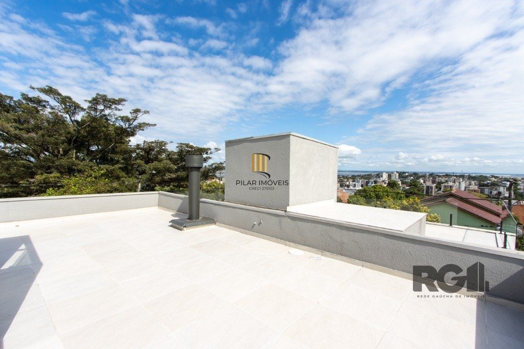 Sobrado novo  no Bairro Tristeza, 3d, 1 suite, churrasqueira, laveira, vista para o Rio.