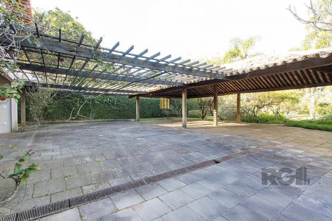 Casa Condomínio a Venda - 880m², 5 dormitórios, sendo 2 suítes, a master com lareira, 4 vagas - Cavalhada