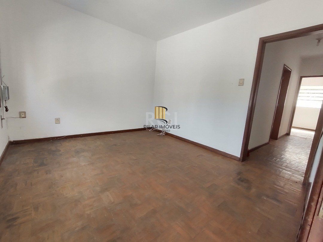 Casa à venda com 3 quartos, 1 vaga e pátio - Bairro Medianeira