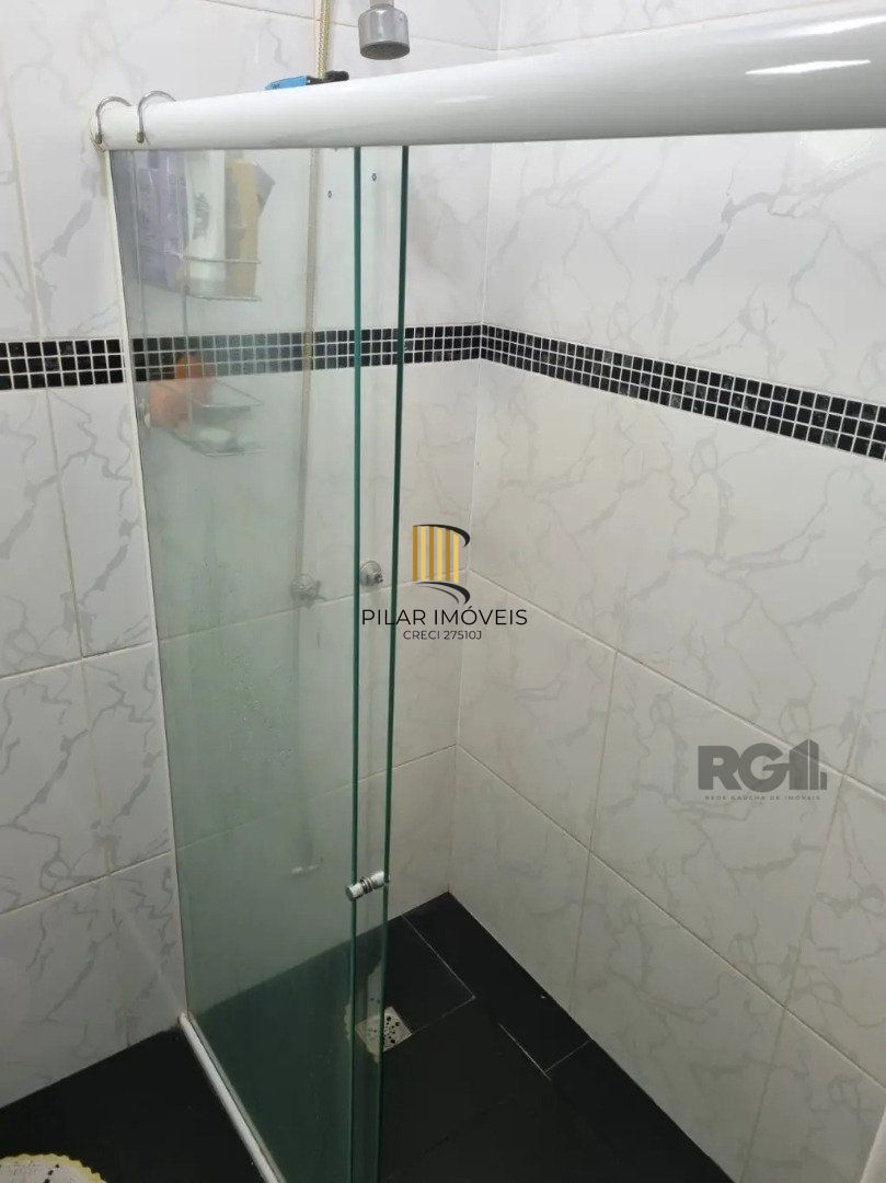 Casa térrea, 3 dormitórios, 1 suíte, living para 2 ambientes, cozinha, pátio, 2 banheiros e 4 vagas .