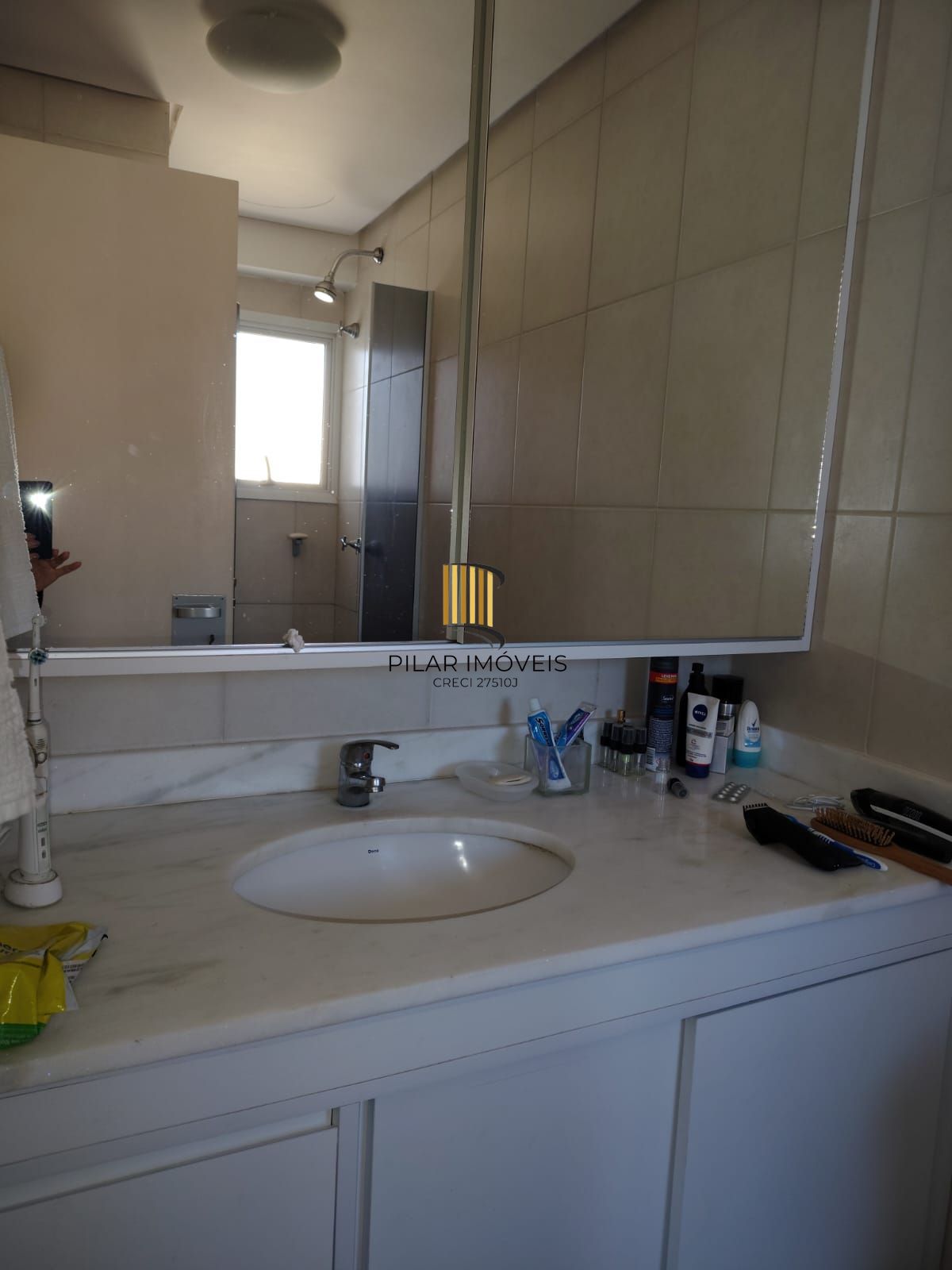 Cobertura de 3 dormitórios, 1 suíte, 2 vagas escrituradas e vista para o Guaíba.