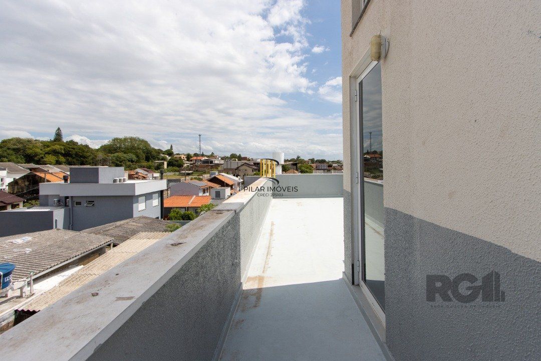 Sobrado com dois andares e área de terraço,