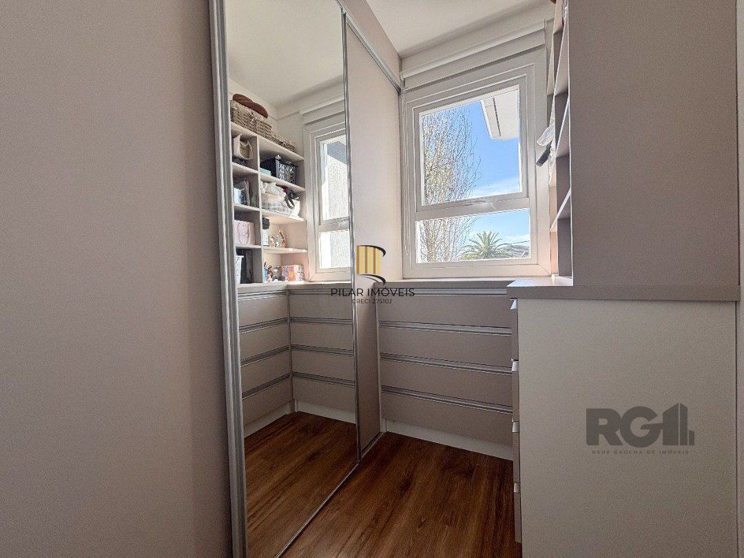 Casa em condomínio com pátio, piscina, 3 suítes e 2 vagas