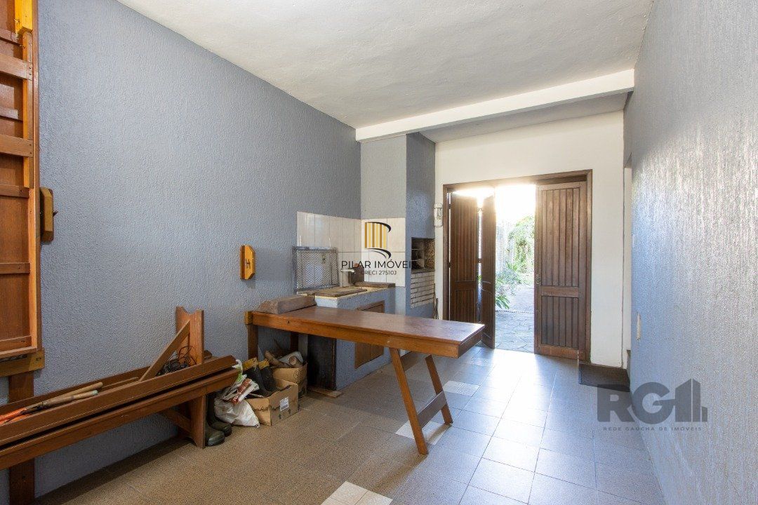 Casa para Venda - 300m², 3 dormitórios, sendo 1 suites, 4 vagas - Tristeza