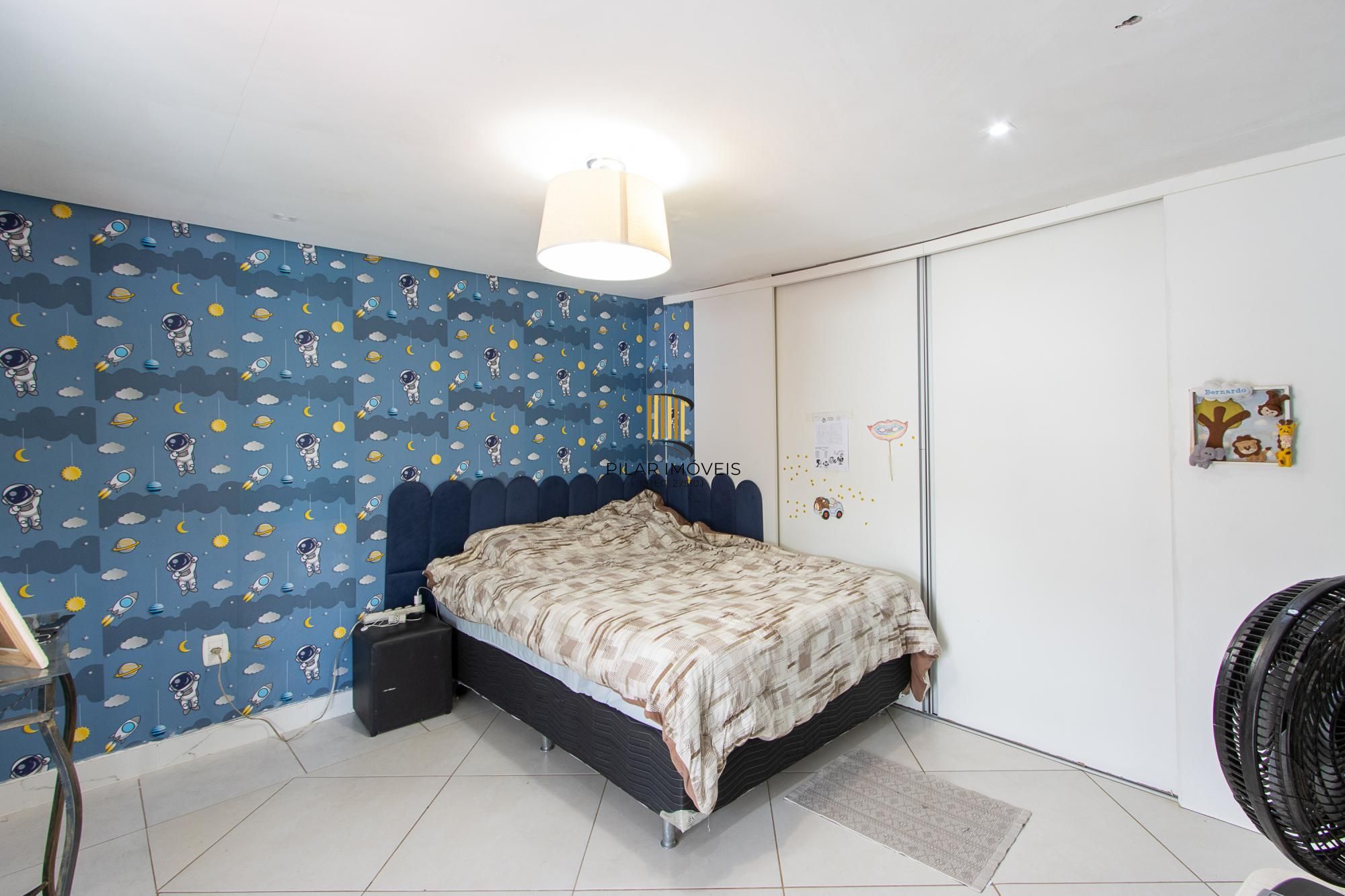 Casa de 4 dormitórios, 2 suítes, piscina, pátio e 2 vagas de garagem.