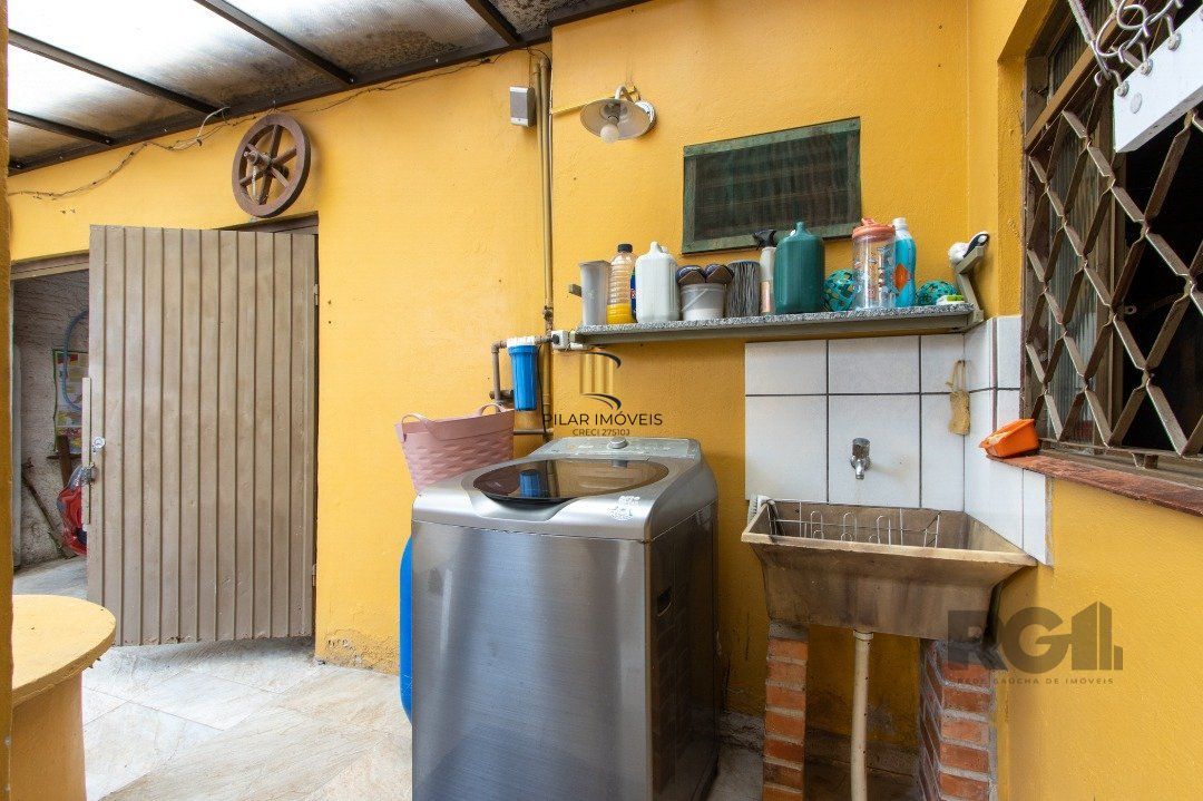 Sobrado, 3 quartos, 2 banheiros, pátio, 2 vagas, piscina - Bairro Vila Nova