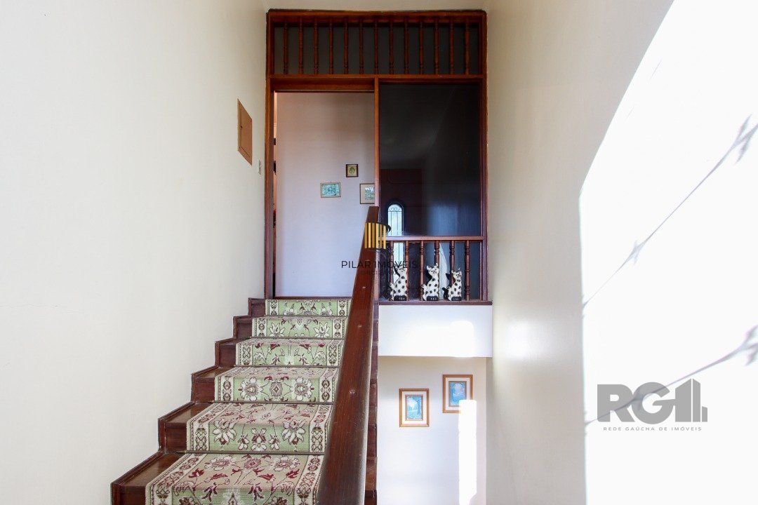 Casa a venda com 03 dormitórios, living 03 ambientes com vista para o Rio.