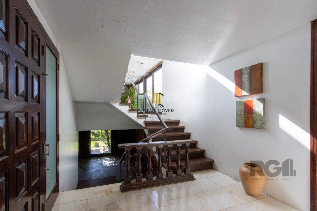 Casa com 724 m² privativos, 4 dormitórios sendo 4 suítes, 6 vagas sendo 3 cobertas