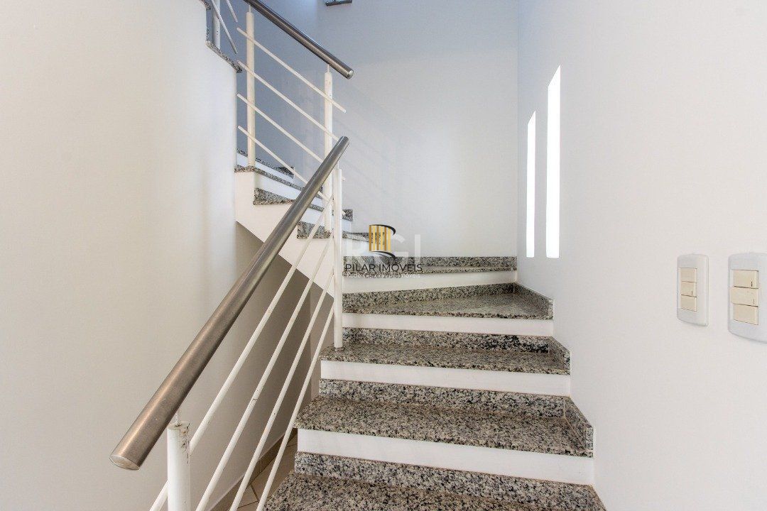 Uma suíte, estar íntimo, living 2 ambientes, lareira, lavabo, cozinha mobiliada,