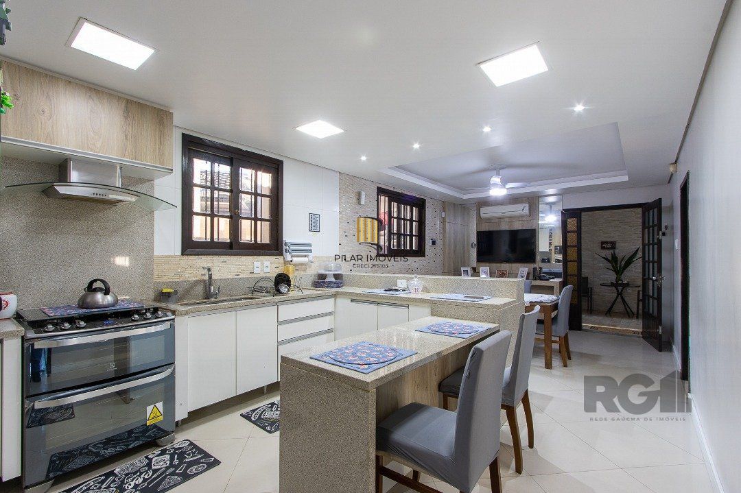 Casa 6 dormitórios no bairro Cristal