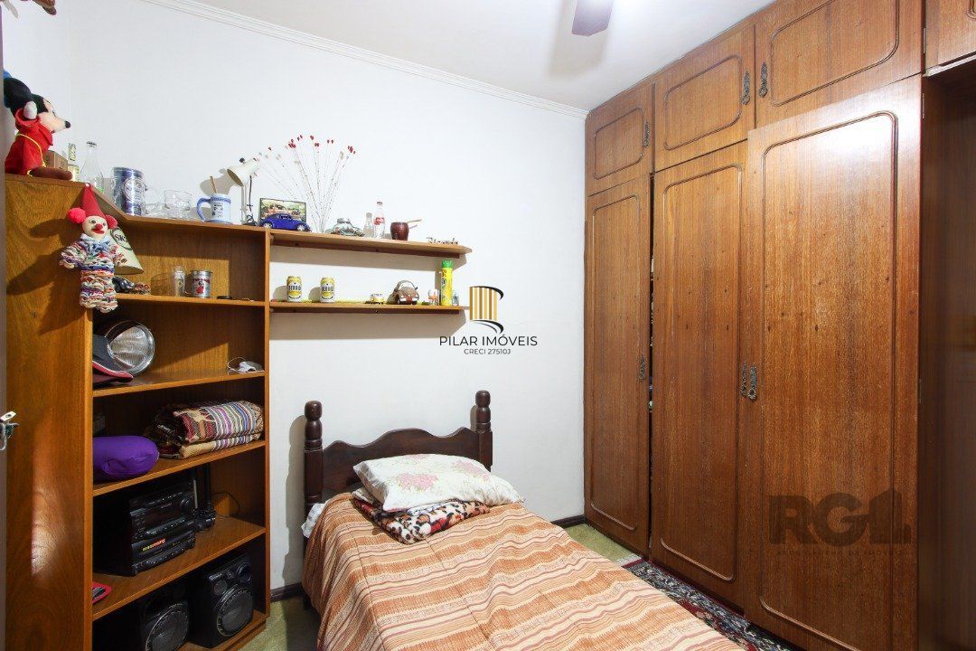 Casa a venda com 03 dormitórios, living 03 ambientes com vista para o Rio.