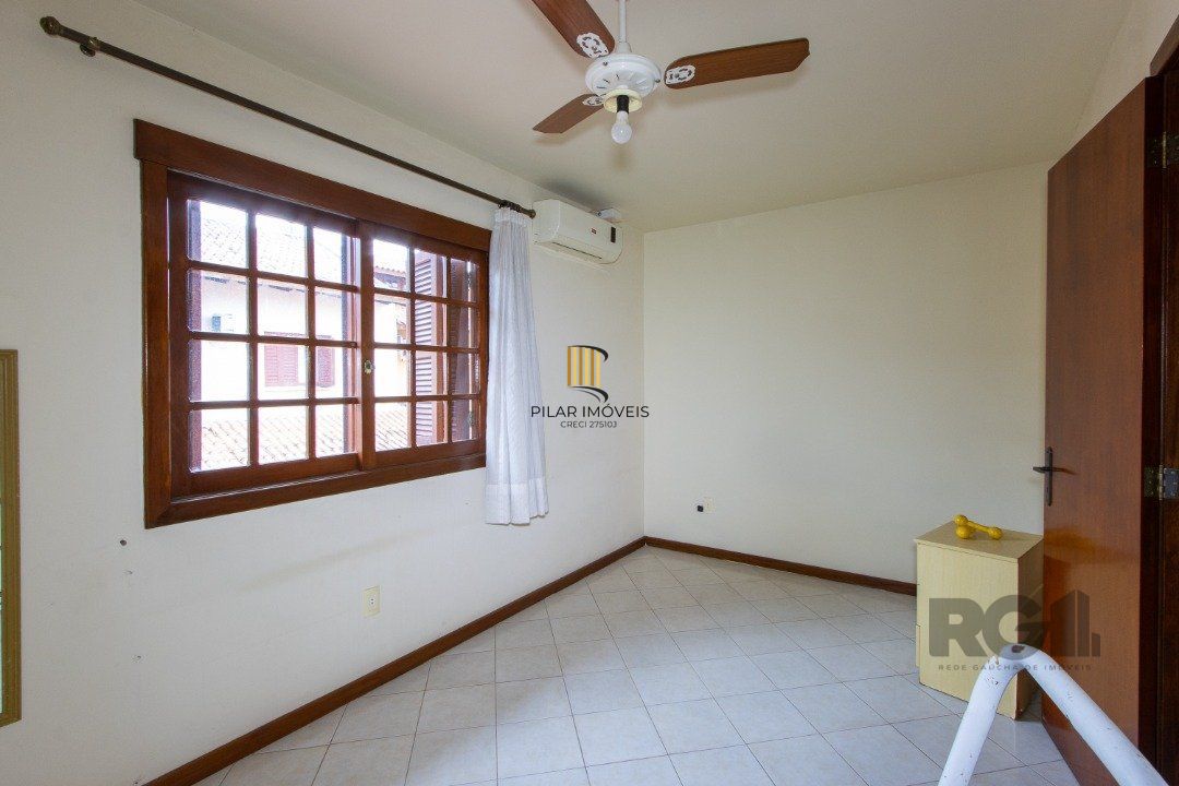 Casa em Condomínio na Zona Sul, no bairro Hípica, com 2 dormitórios, living para dois ambientes, cozinha mobiliada, lavabo