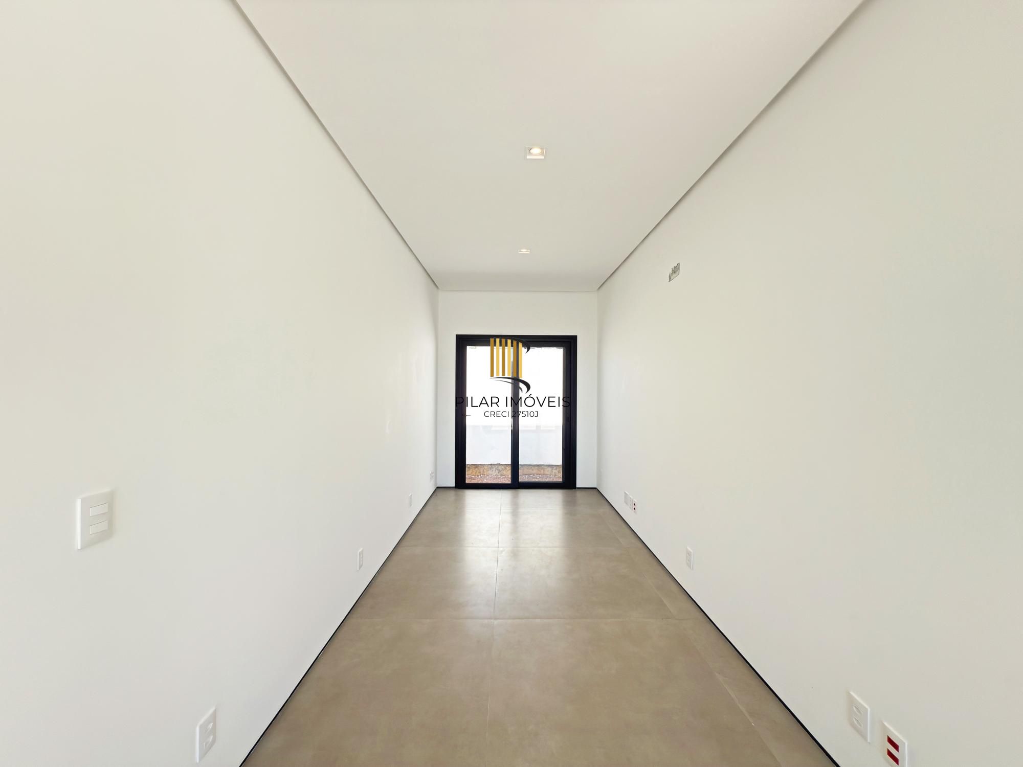 A casa conta com 434m2 de área construída, mas com um aproveitamento total dos 1.012m2 do lote