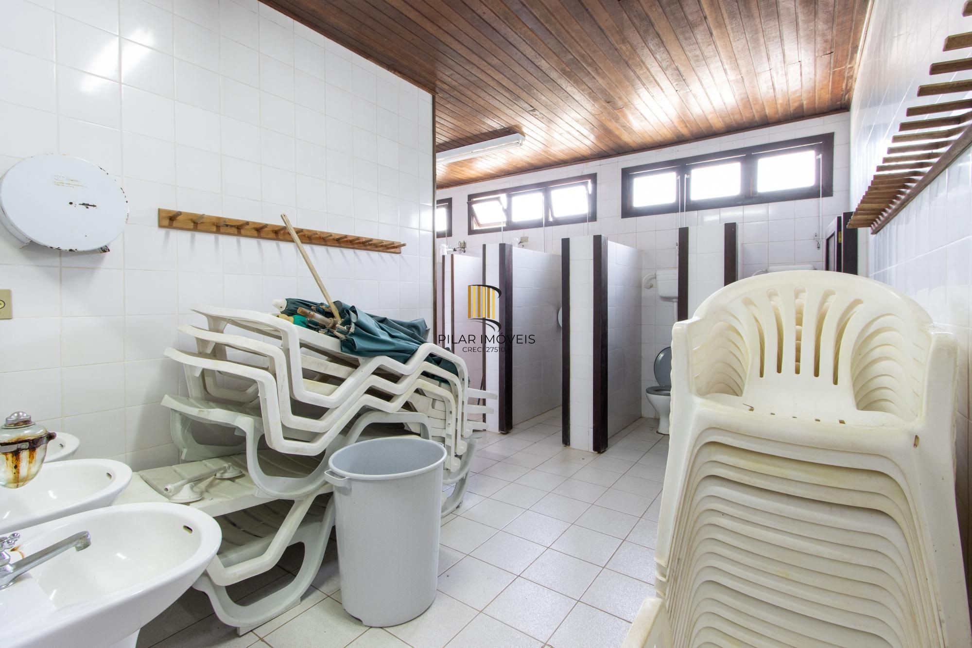 Terreno com edificações para múltiplos negócios lucrativos.