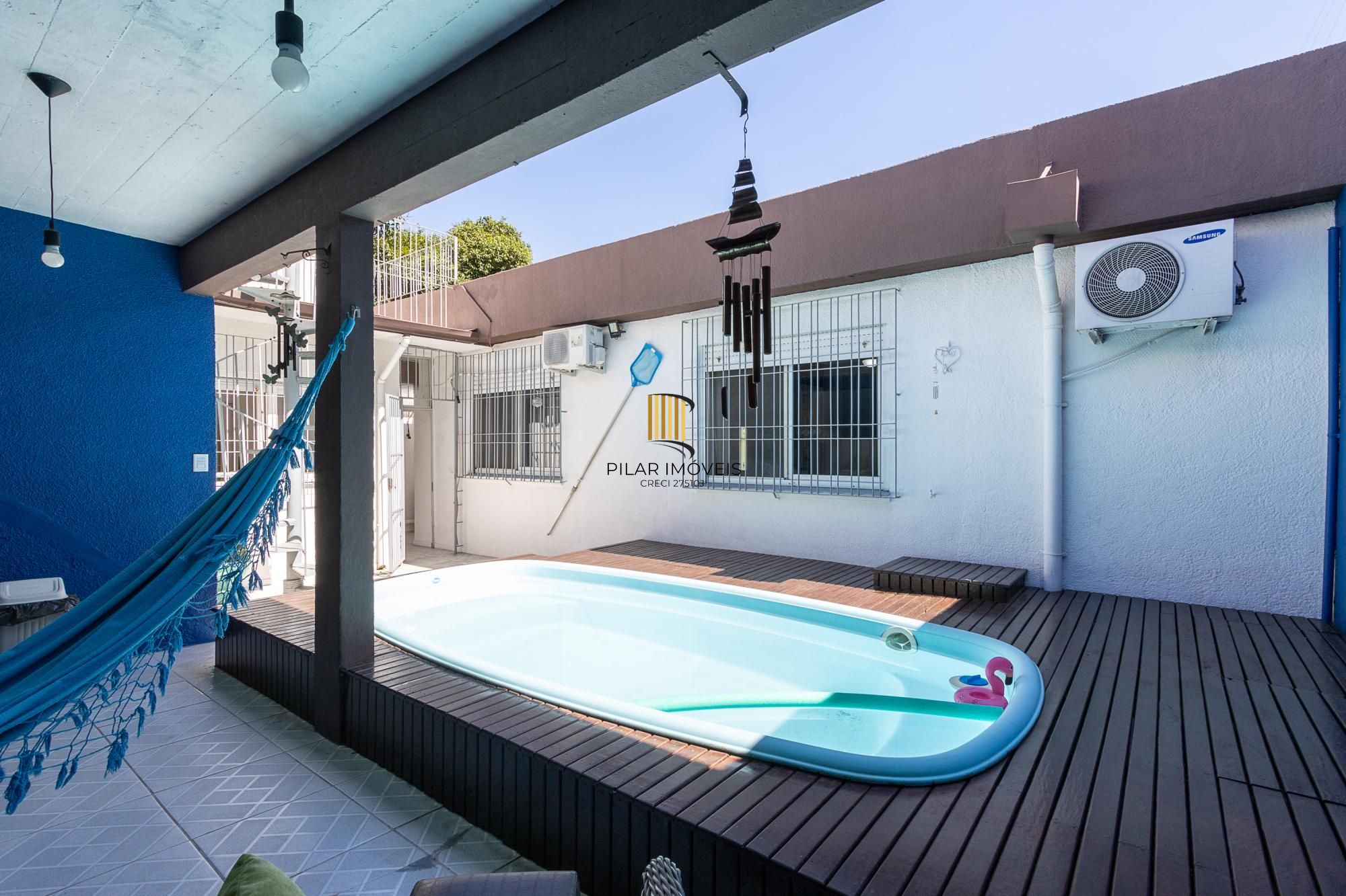 Casa de alvenaria, 4 dormitórios, 2 suítes, bairro Cristal.