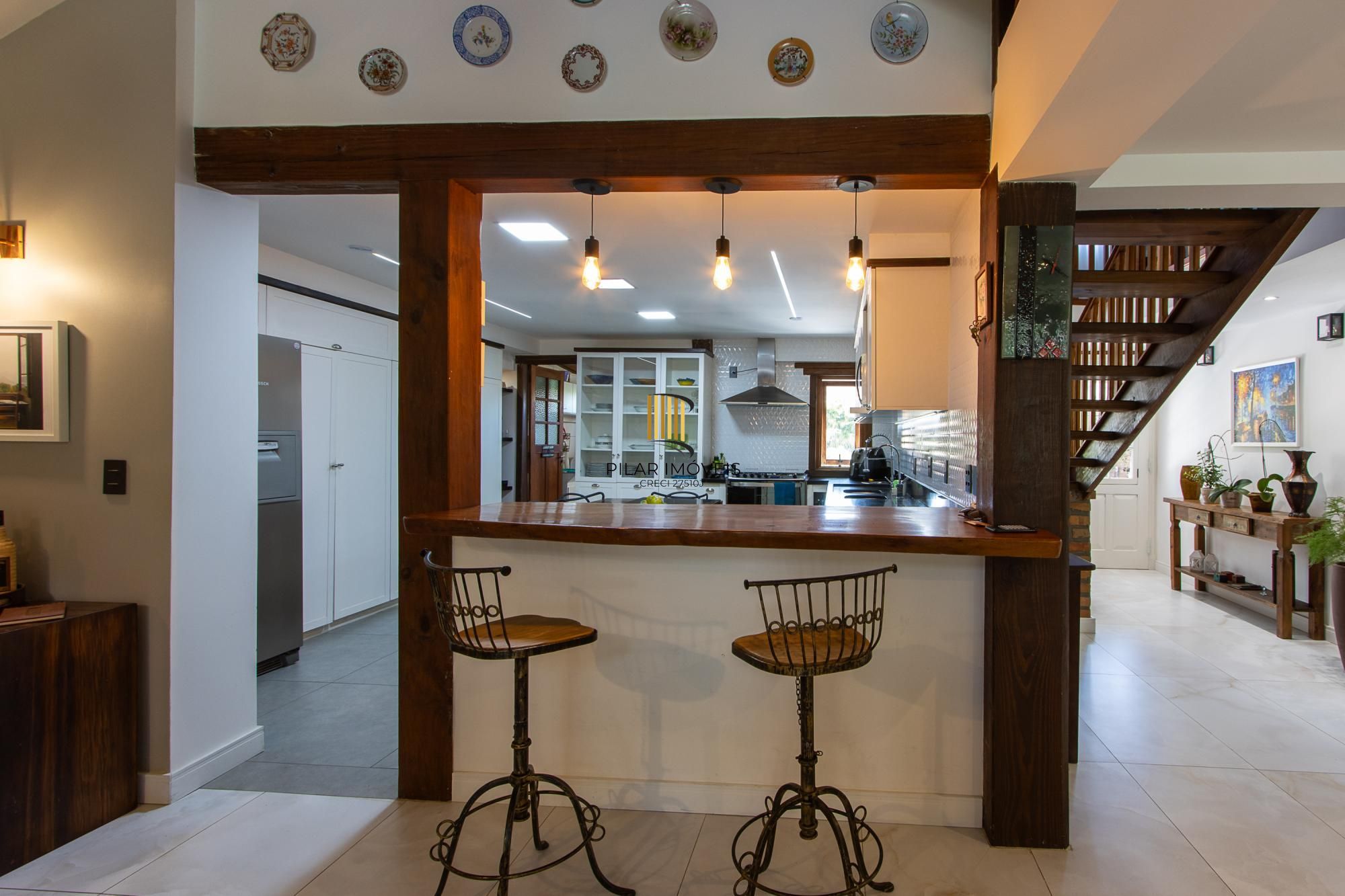 Casa 4 suites no Terra Ville, com home office, estar íntimo, 4 vagas e piscina.