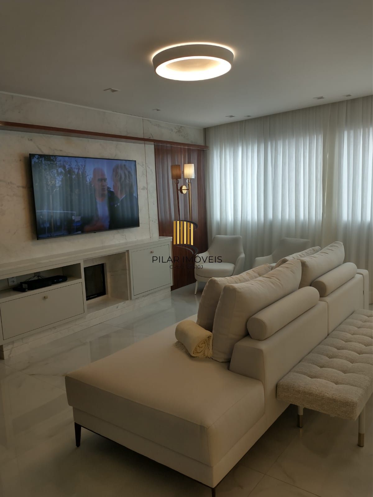 Apartamento 03 dormitórios, 01 suíte, 02 vagas individuais e cobertas, infraestrutura completa, Bairro Cristal