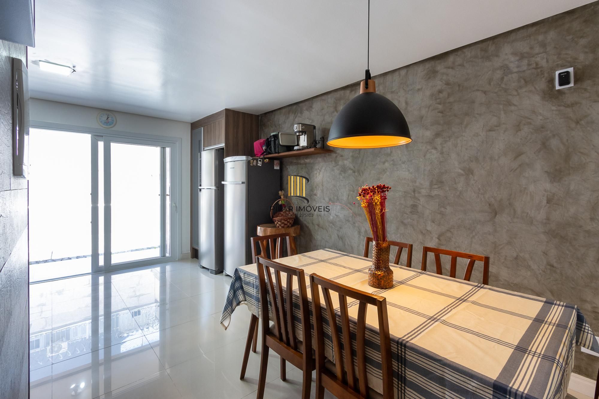 Sobrado com 2 suites e 2 vagas de garagem - Bairro Guarujá