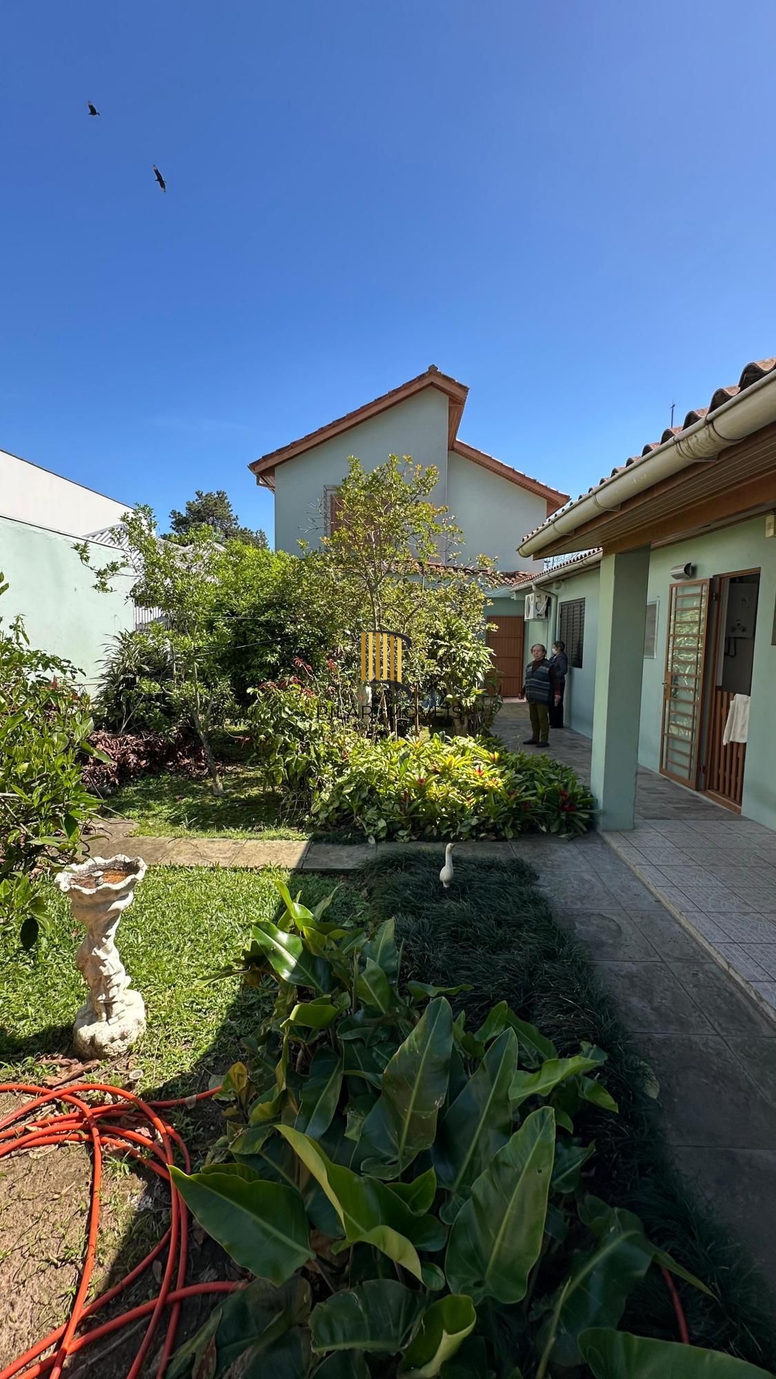 Casa com 4 dormitórios no Bairro Tristeza, com churrasqueira, lareia e vaga de garagem.