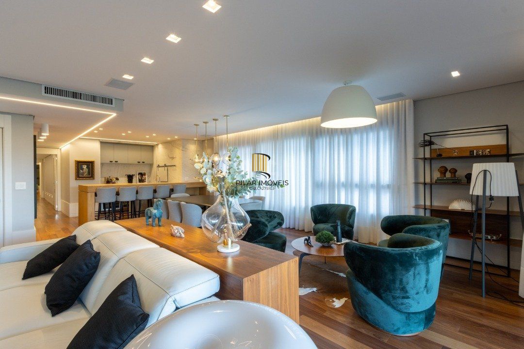Apartamento mobiliado, com cerca de 256,42m² privativos e com 3 suítes,