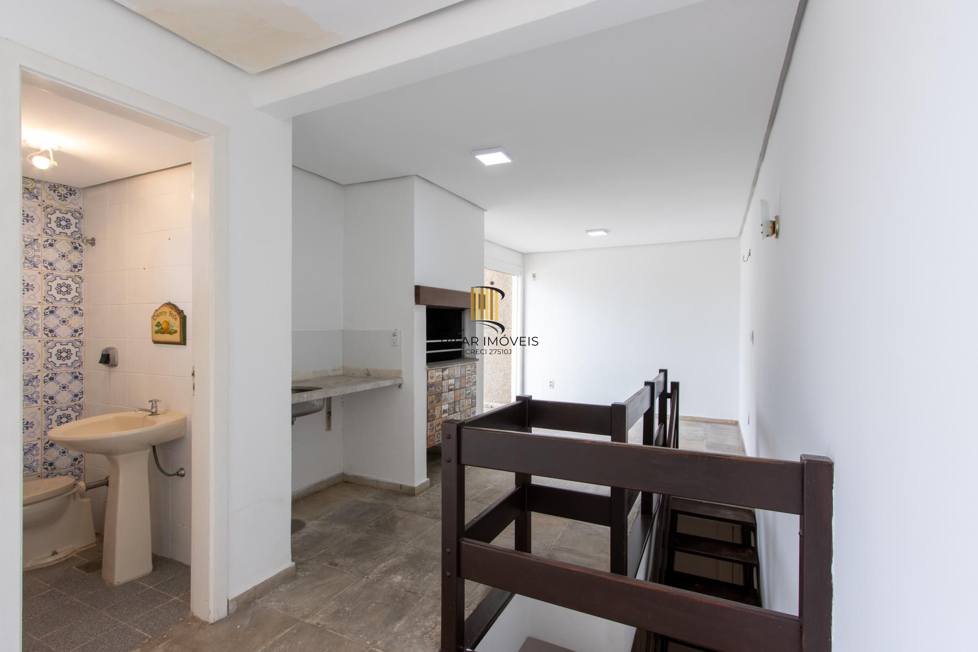 Cobertura com 137m², no Bairro Cristal, de 2 dormitórios, sento uma suíte, ampla sacada, churrasqueira, vista panorâmica, vaga coberta.