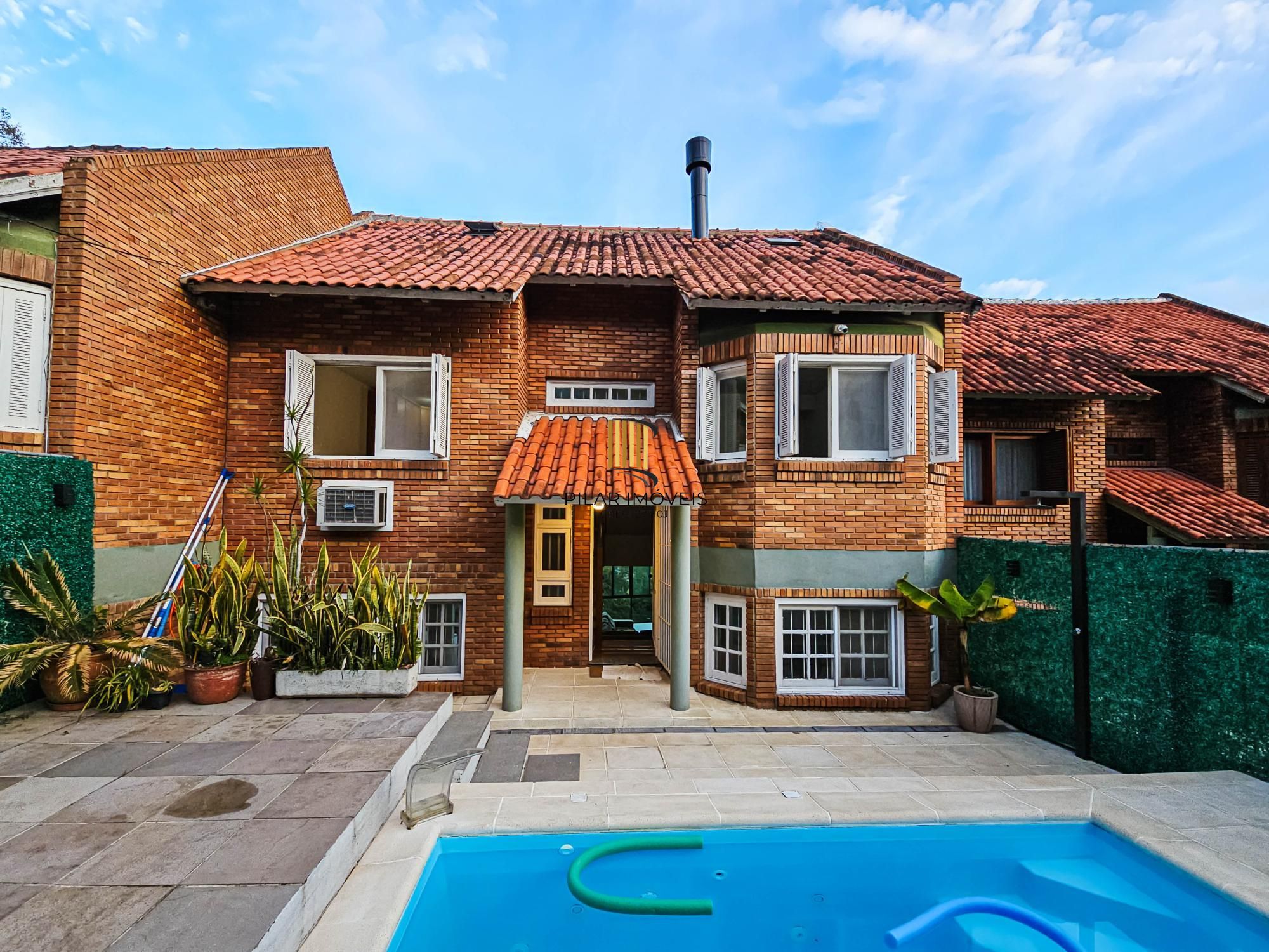 Casa na Vila Conceição, 3 dormitórios, 1 suíte, churrasqueira, lareira, 4 vagas, piscina aquecida e vista perene para o Rio.