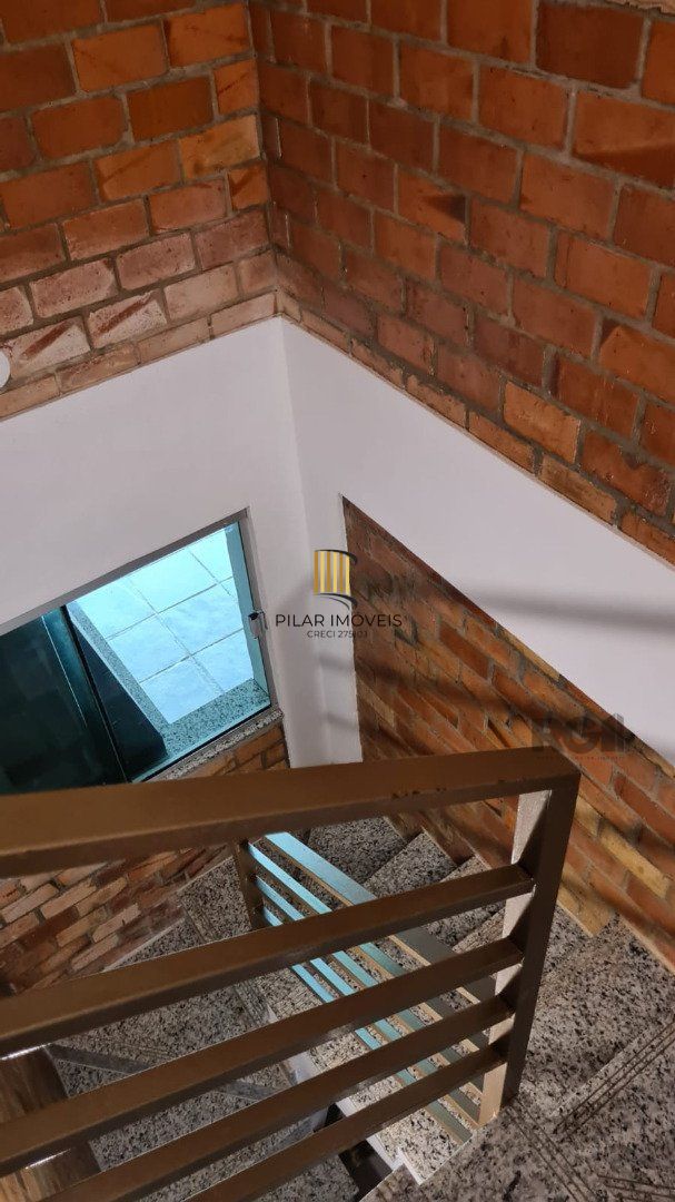 Casa de alvenaria, com 3 dormitórios, 1 suíte, living, cozinha, lavanderia, churrasqueira, banheiro social, pátio e 4 vagas de garagem.