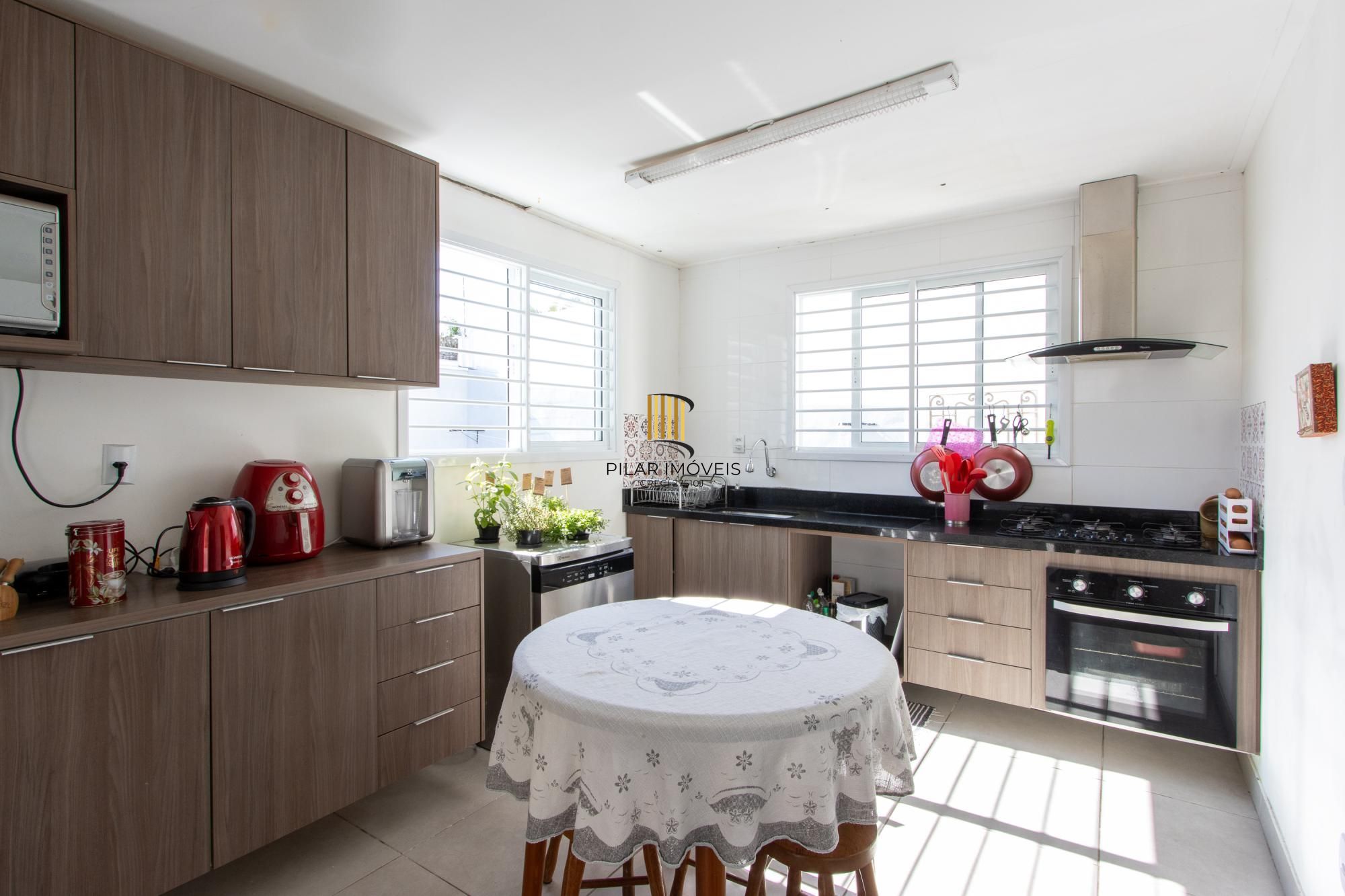 Casa 3 Dormitórios no Bairro Tristeza com 2 Vagas de Garagem