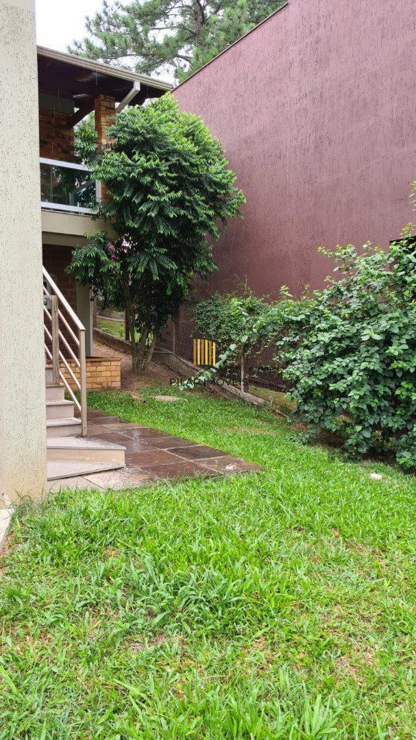 Casa de alvenaria, com 3 dormitórios, 1 suíte, living, cozinha, lavanderia, churrasqueira, banheiro social, pátio e 4 vagas de garagem.