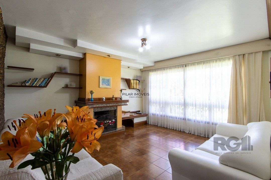 Casa com 4 quartos, suíte, churrasqueira, lareira, garagem coberta e lindo jardim.