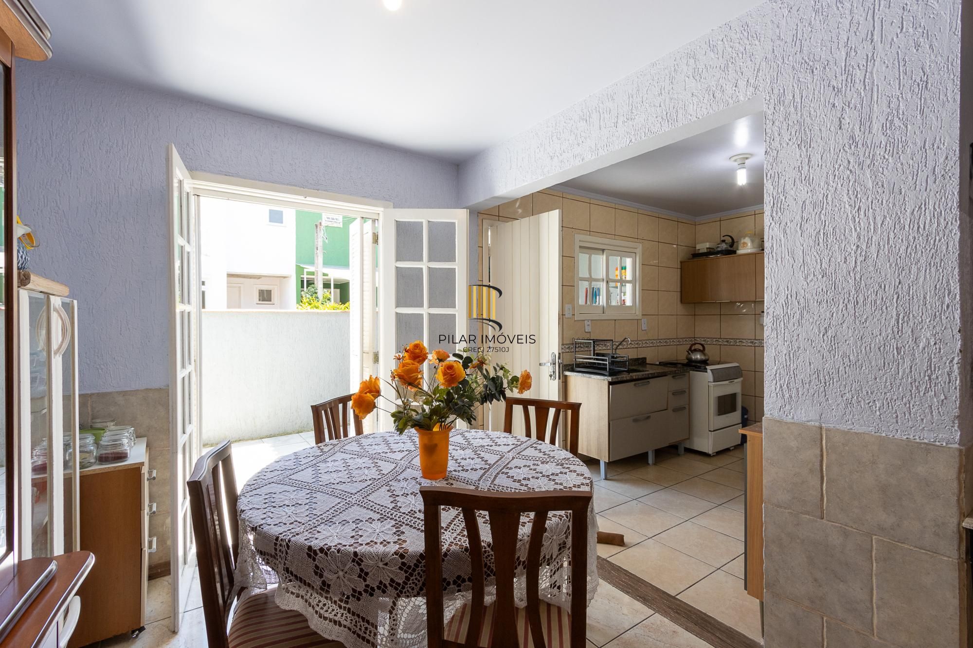 Casa de condomínio, de 3 dormitórios, 1 suíte e 2 vagas de garagem.