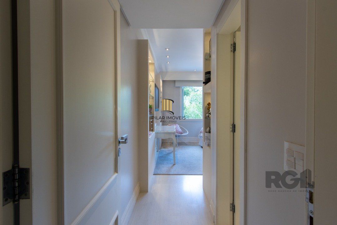 Casa em condominio, mobiliada com 741m² privativos , com 3 suítes- master