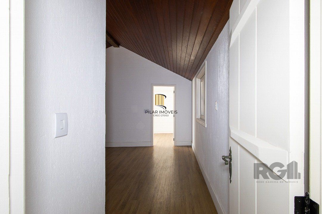 Casa Condomínio a Venda - 880m², 5 dormitórios, sendo 2 suítes, a master com lareira, 4 vagas - Cavalhada