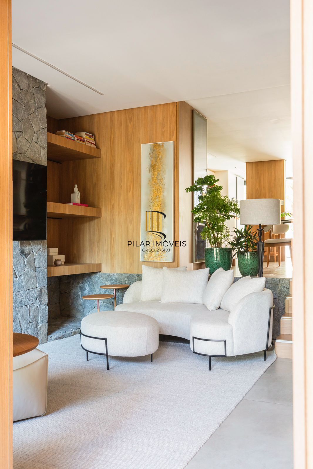 Casa com 3 suítes amplas, além de uma sala generoso com lareira e 2 vagas de garagem.