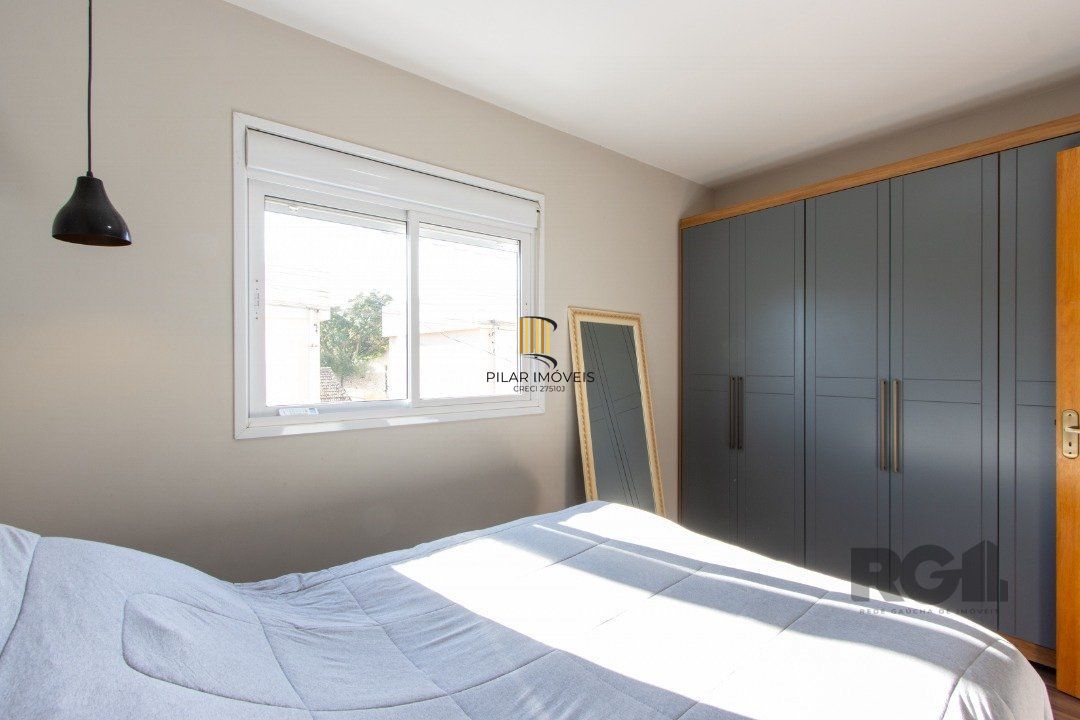 Casa em condomínio,  possui 2 dormitórios, sala para 2 ambientes e 1 vaga.